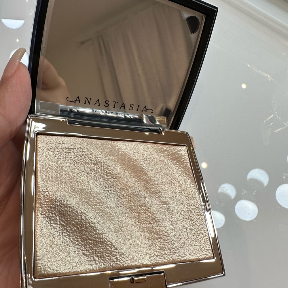 NEW! AMREZY X Anastasia Beverly Hills Highlighter- RARE!!!